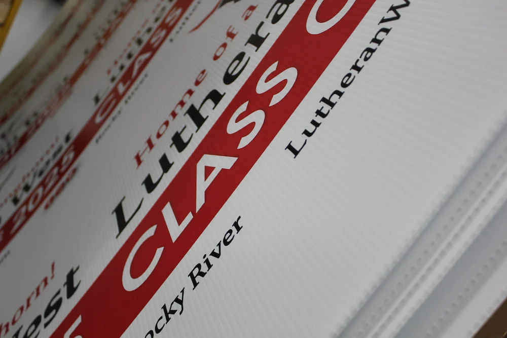 closeup of fluted polypropylene sheets for event graphics and signage